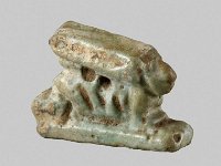 Aeg F 7  Aeg F 7, 26.-30. Dynastie, Kauernder Hase, Hellgrüne Fayence, L 1,6 cm, H 0,8 cm, B 1,6 cm